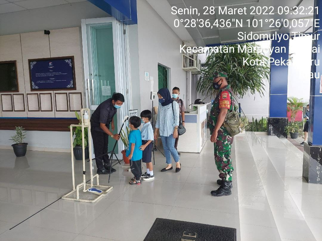 Datangi Sekolah, Babinsa Kodim 0301/PBR Berikan Himbauan Penerapan Prokes Di Sekolah