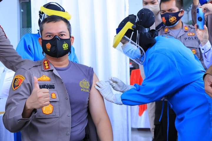 Kapolresta Pekanbaru dan Istri Ajak Masyarakat Jangan Takut Di Vaksin Covid-19