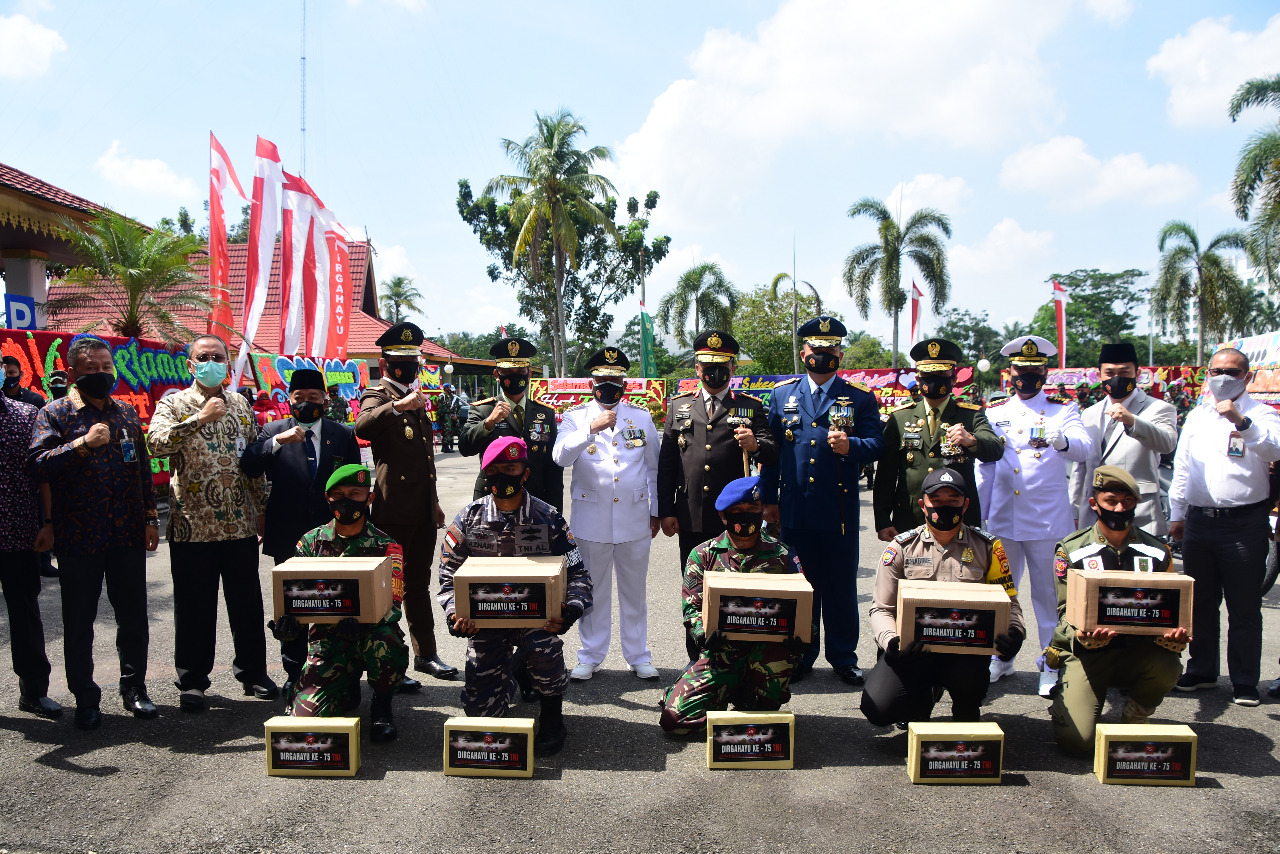 Memperingati HUT TNI Ke-75, Danrem 031/WB Bagikan Seratus Ribu Masker dan Paket Sembako Untuk Masyarakat