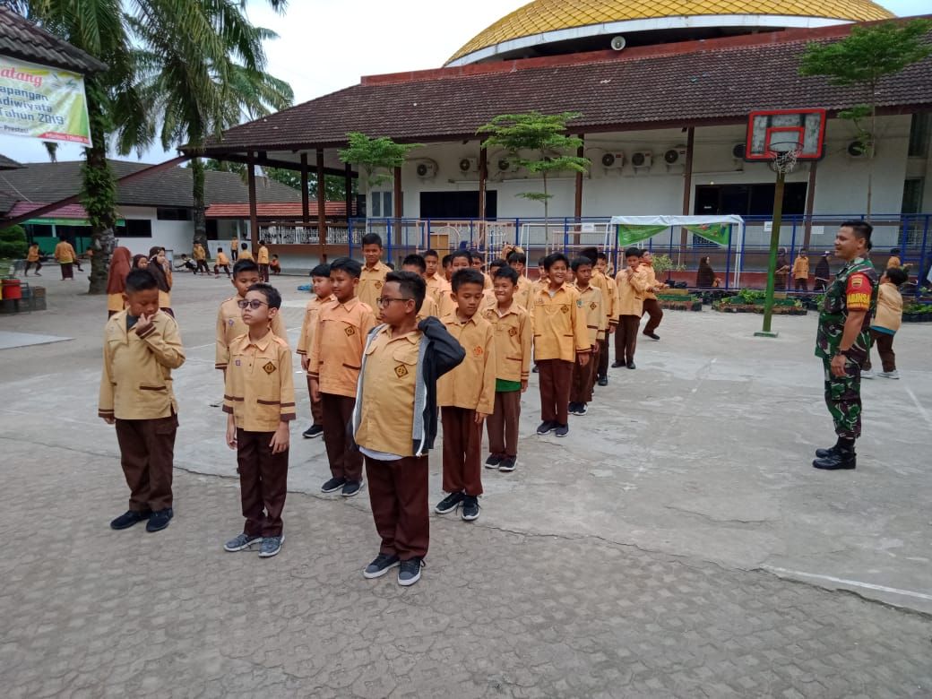 Babinsa Kodim 0301/Pekanbaru Memberikan Materi PBB dan Wawasan Kebangsaan Kepada Pelajar Sekolah
