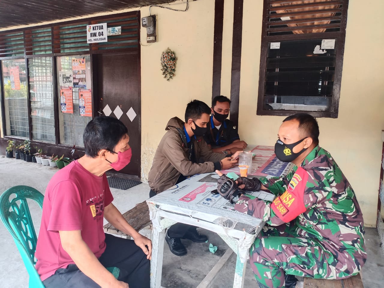 Babinsa Kodim 0301/Pekanbaru Laksanakan Komsos Penanganan Pengelolaan Sampah Bersama Ketua RW Kelurahan Harjosari