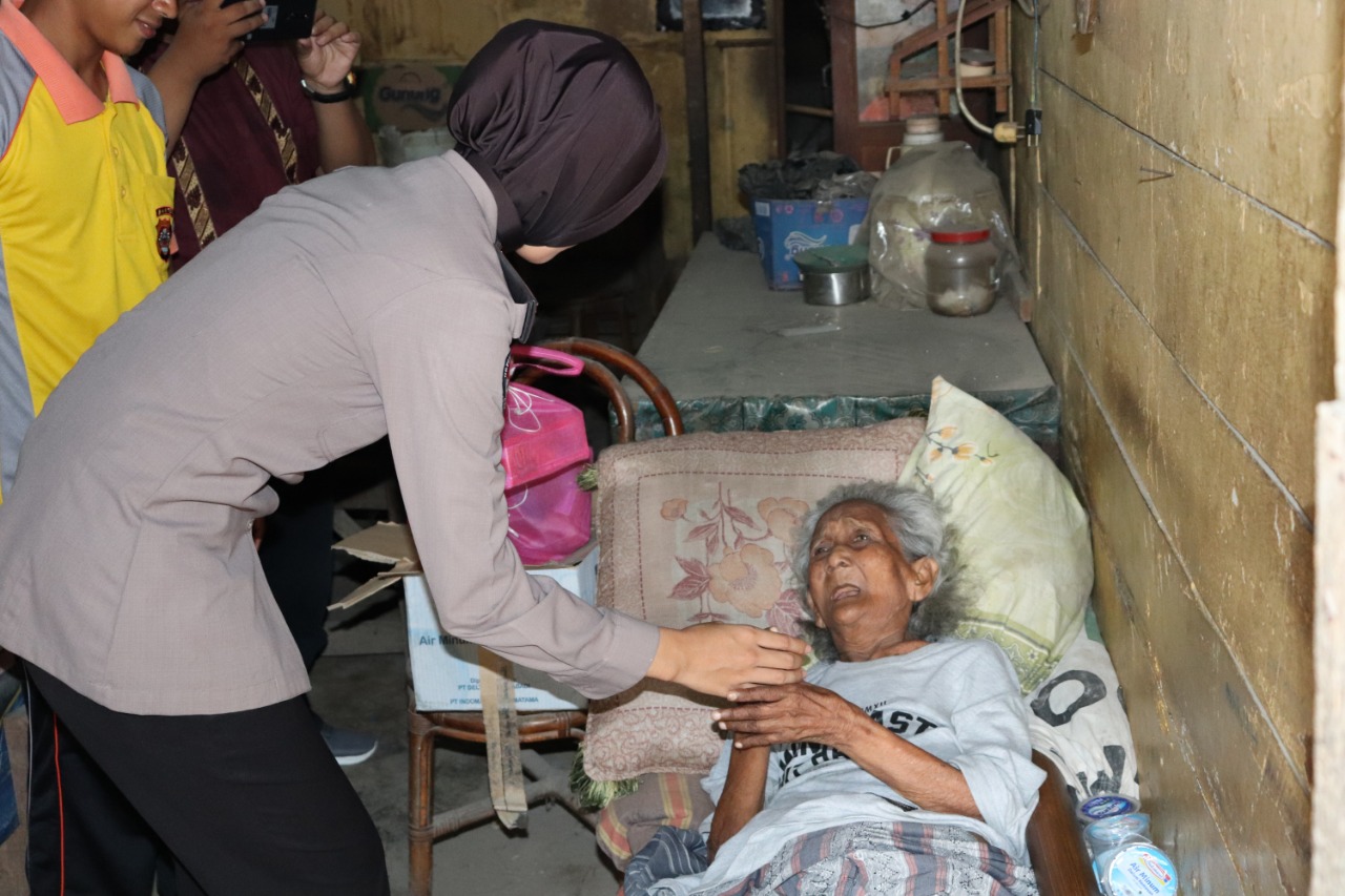 Peduli Sesama, Tim Jumat Barokah Polda Banten Sambangi Kediaman Nenek Mariah