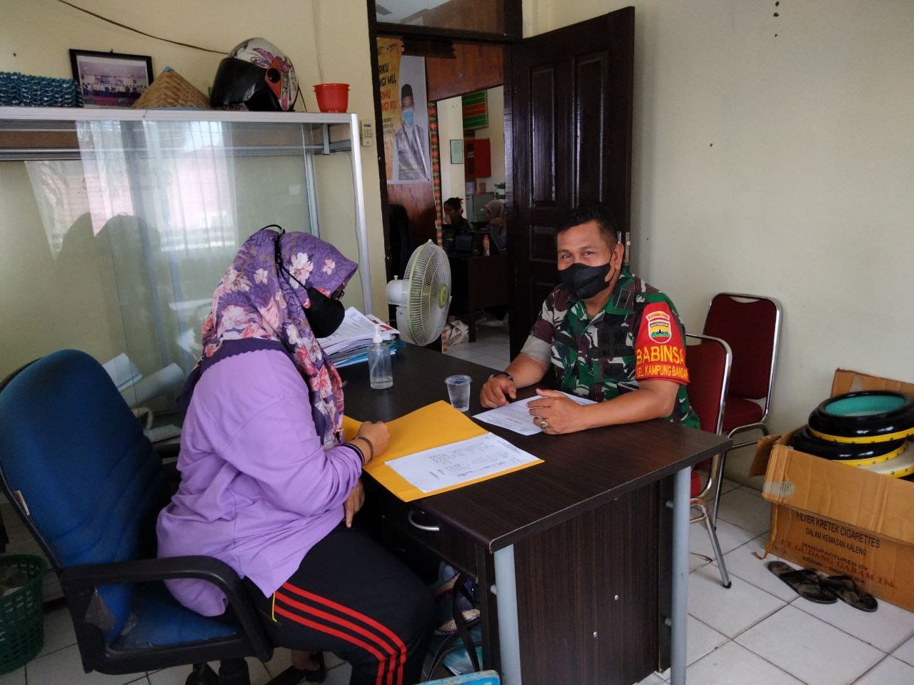 Tingkatkan Kerjasama, Babinsa Kodim 0301/PBR Laksanakan Komsos Di Kantor Lurah