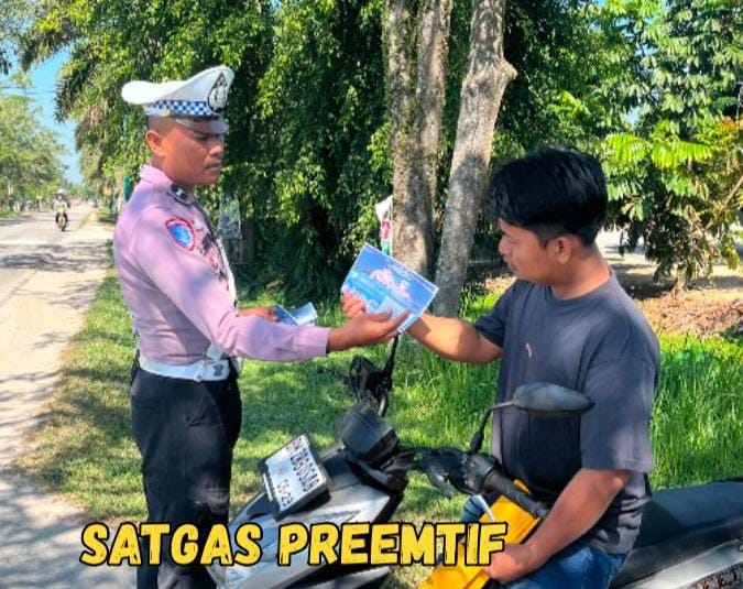 Satgas Preemtif Operasi Patuh LK 2025 Polres Siak Laksanakan Penling Dan Bagi Leaflet Di Titik Rawan Pelanggaran Lalu Lintas