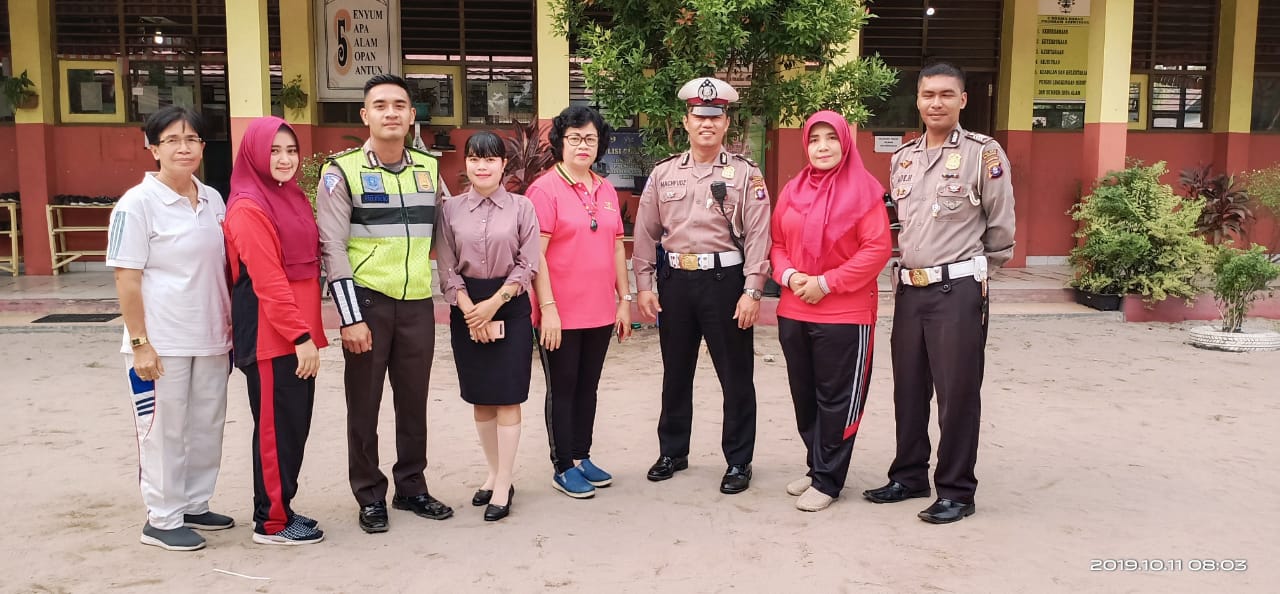 Polresta Palangka Raya Kenalkan Rambu Lalu Lintas ke Siswa SDN 7 Panarung