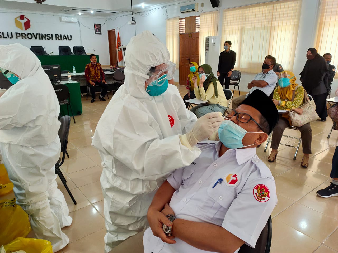 Pastikan Pengawas Bebas Covid-19, Bawaslu Riau Lakukan Swab Test Seluruh Komisioner dan Staff