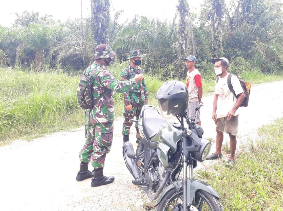 Babinsa Kodim 0301/PBR Gelar Sosialisasi dan Patroli Pengawasan Wilayah Dari Karhutla