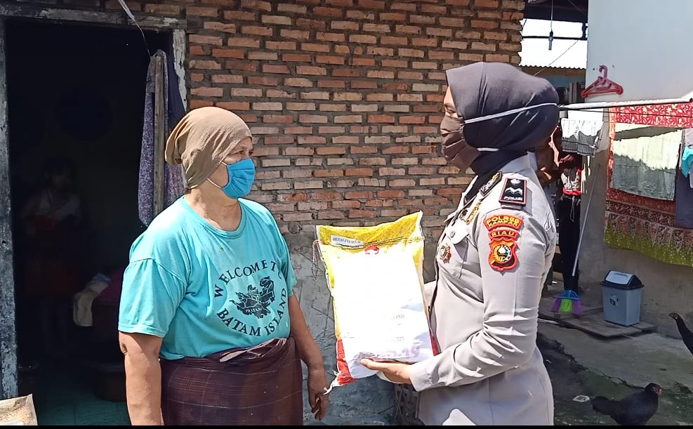 Bhayangkari Kampar Kembali Membagikan Sembako Untuk Warga Kurang Mampu Yang Terdampak Covid-19