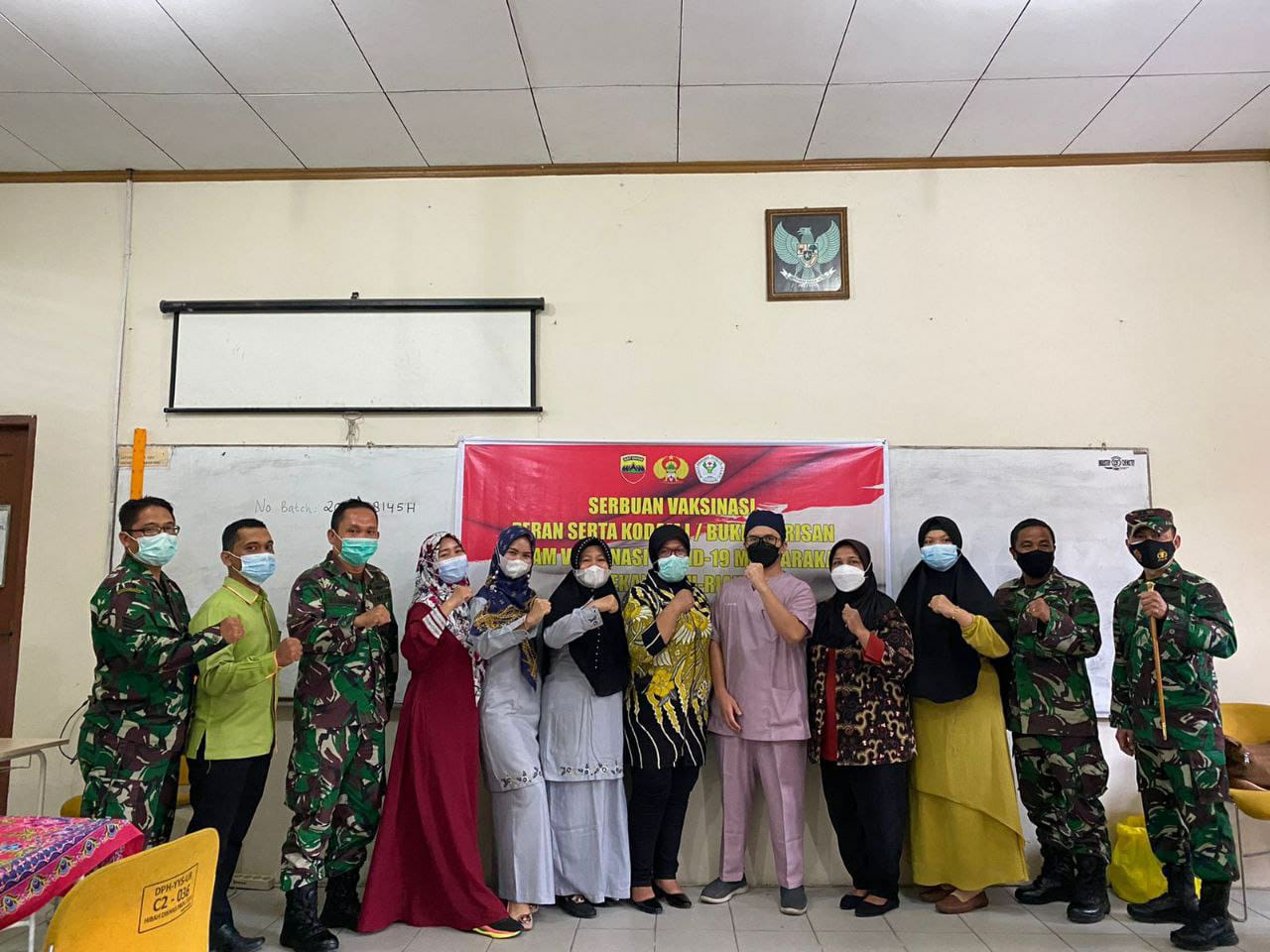 Babinsa Kodim 0301/PBR Laksanakan Monitoring Pelaksanaan Vaksinasi Bagi Pelajar di SMK Farmasi Ikasar