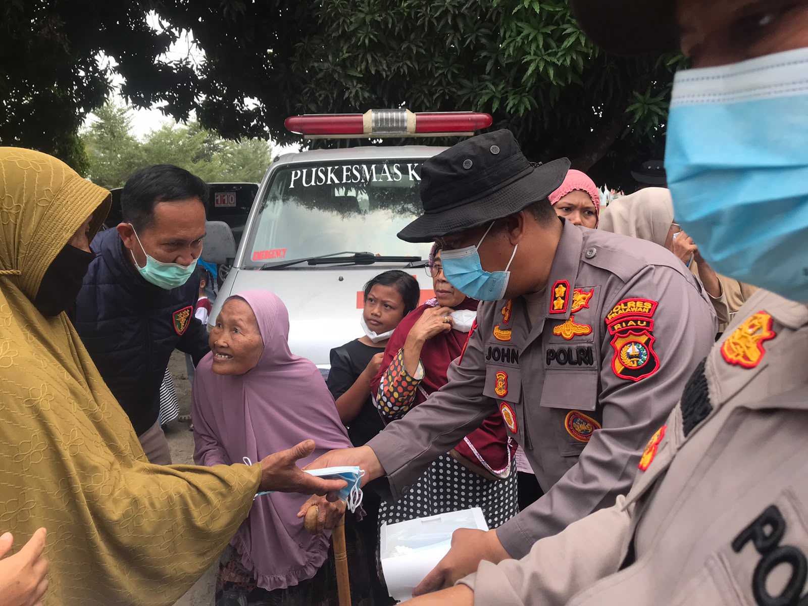 Kapolres Pelalawan Bersama Tim Gabungan Bagikan Masker dan Sembako Untuk Warga Terdampak Asap Karhutla di Kerumutan