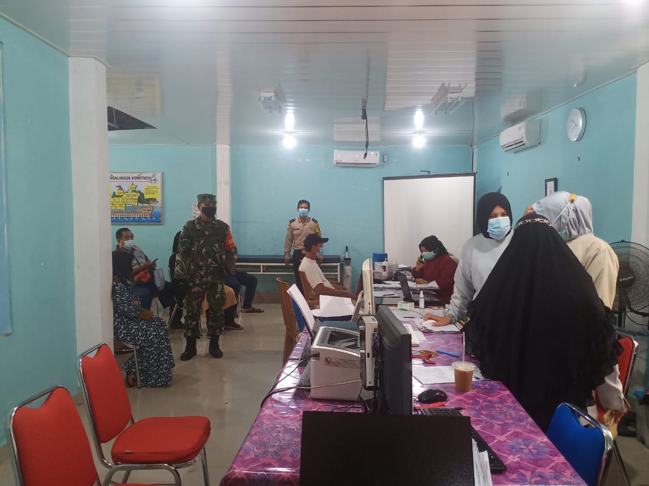 Babinsa Kodim 0301/PBR Lakukan Pendampingan Kegiatan Vaksinasi Covid-19 di Puskesmas Melur