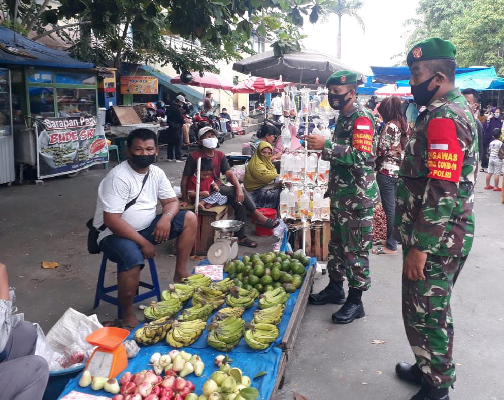 Cegah Penyebaran Covid-19, Babinsa Kodim 0301/PBR Sosialisasikan Prokes di Pasar Rumbai