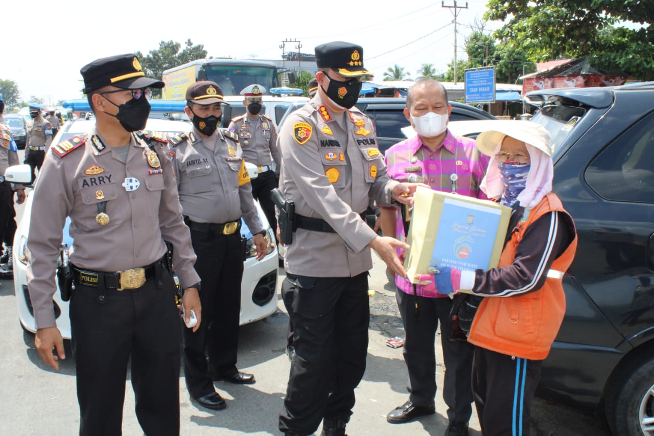 Dampak Pandemi Covid-19, Kapolresta Pekanbaru Bagikan Sembako Untuk Pedagang Kaki Lima