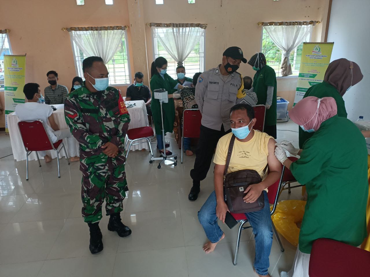 Sinergitas TNI-Polri, Babinsa Kodim 0301/PBR Monitoring Pelaksanaan Kegiatan Vaksinasi di Gereja GBKP