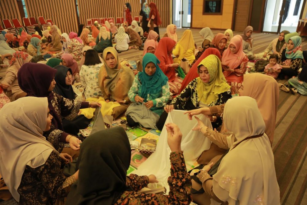 Misnarni Syamsuar Memberi Pelatihan Pemasangan Payet