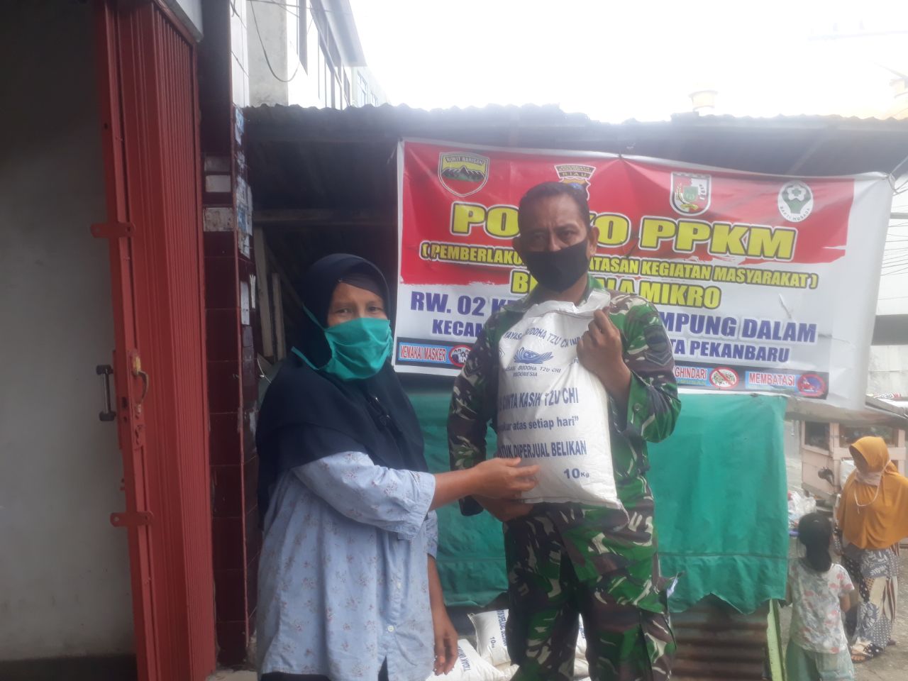 Babinsa Kodim 0301/PBR Bagikan 50 Karung Beras Kepada Warga Kurang Mampu di Kelurahan Kampung Dalam