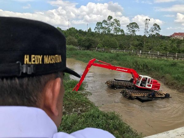 Wagubri Kagum Melihat Kecanggihan Ekskavator Amfibi Buatan Pindad Yang Bisa Mengapung di Sungai 