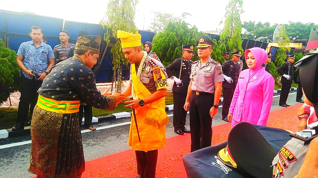Jabat Kapolres Rokan Hilir AKBP Muhammad Musthofa SIK,MSi Disambut Tepung Tawar dan Tarian Melayu