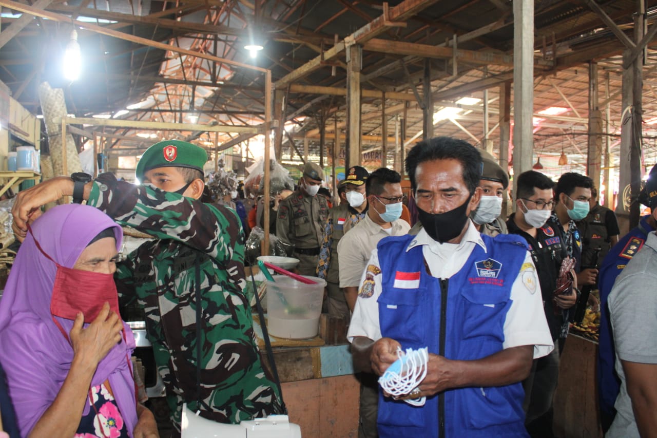 Ajak Disiplin Prokes, Kodim 0301/PBR Bersama Forkompimda Bagikan Masker Gratis di 2 Pasar