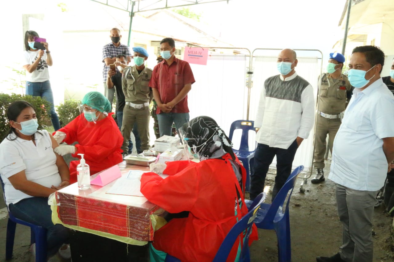Bupati Taput Tinjau Pemberian Vaksin Covid-19 Perdana Kepada Tenaga Kesehatan di Puskesmas Hutabaginda