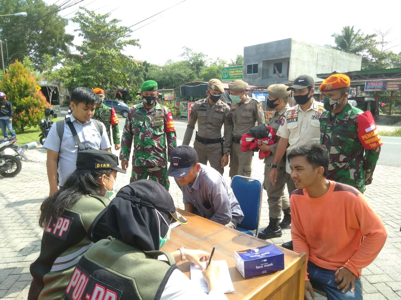 Babinsa Kodim 0301/Pekanbaru Bersama Petugas Gabungan Laksanakan Operasi Yustisi Untuk Cegah Penyebaran Covid-19