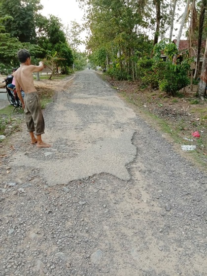 Warga Kelurahan Panaragan Jaya, Minta Bupati Tubaba Perbaiki Jalan Lingkungan