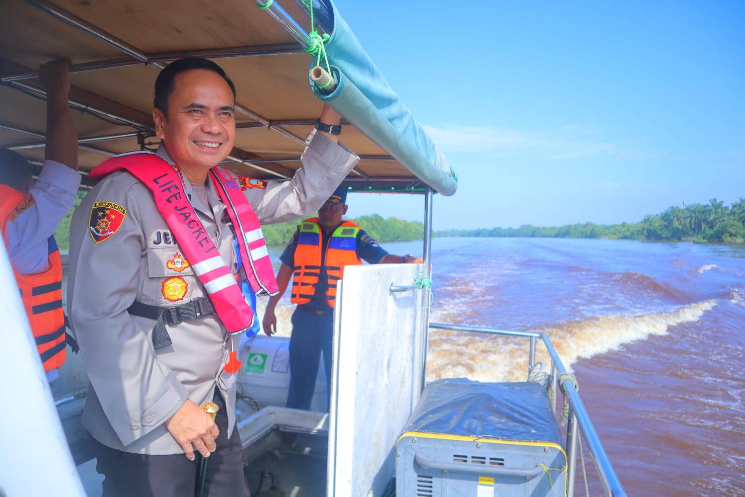 Kapolresta Pekanbaru Laksanakan Patroli Kapal Dan Pantau Aktivitas Bongkar Muat di Kawasan Pelabuhan Rakyat Sungai Siak