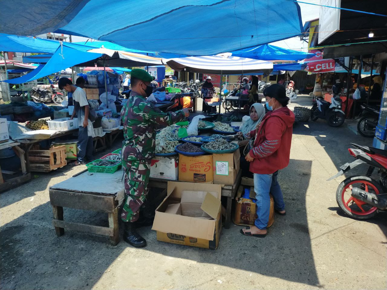 Babinsa Kodim 0301/PBR Laksanakan Himbauan Prokes di Pasar Cik Puan