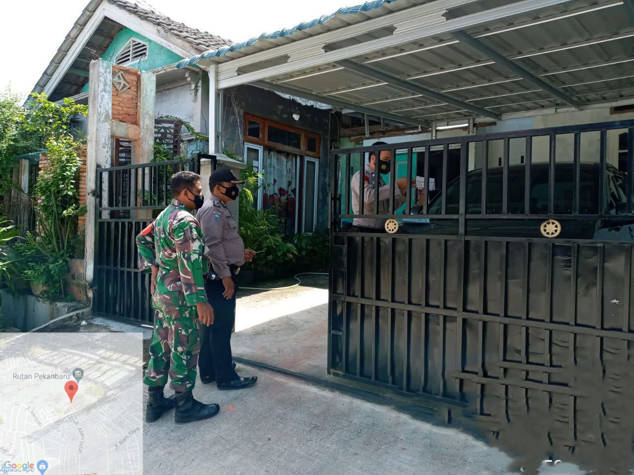 Babinsa Kodim 0301/PBR Bersama Personil Polri Berikan Obat dan Vitamin Kepada Warga Yang Lakukan Isoman