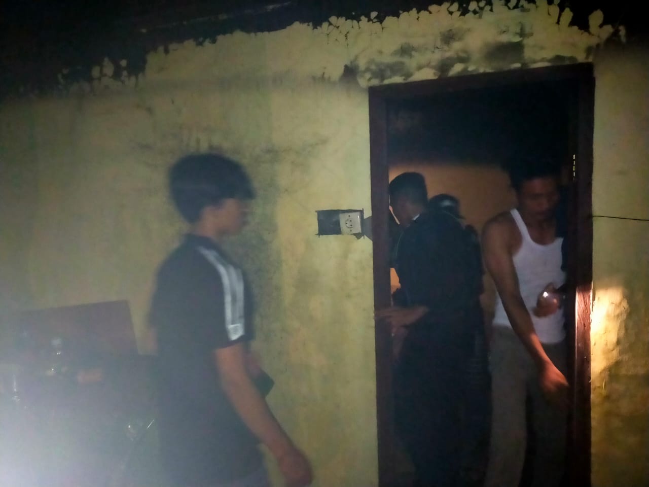 Personel Batalyon C Pelopor Satuan Brimob Polda Riau Bantu Padamkan Kebakaran Rumah Warga