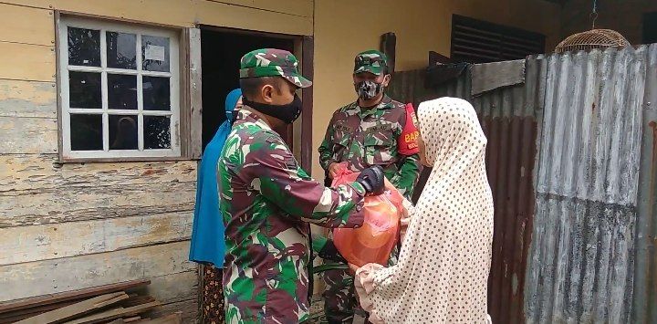 Babinsa Kodim 0301/PBR Berikan Sembako Kepada Warga, Sebagai Wujud Peduli Di Tengah Pandemi Covid-19