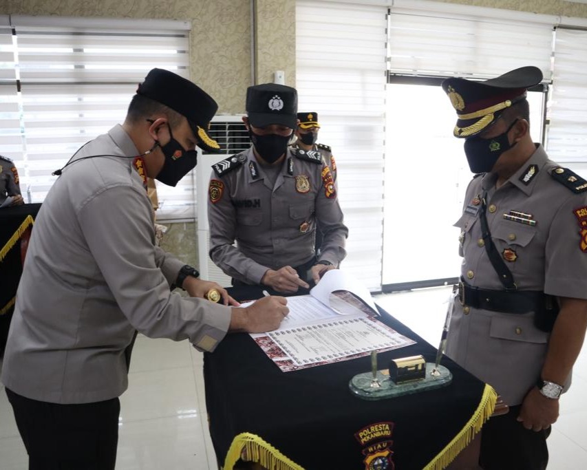 Kapolresta Pekanbaru Pimpin Upacara Sertijab Kabag SDM dan Kapolsek Pekanbaru Kota