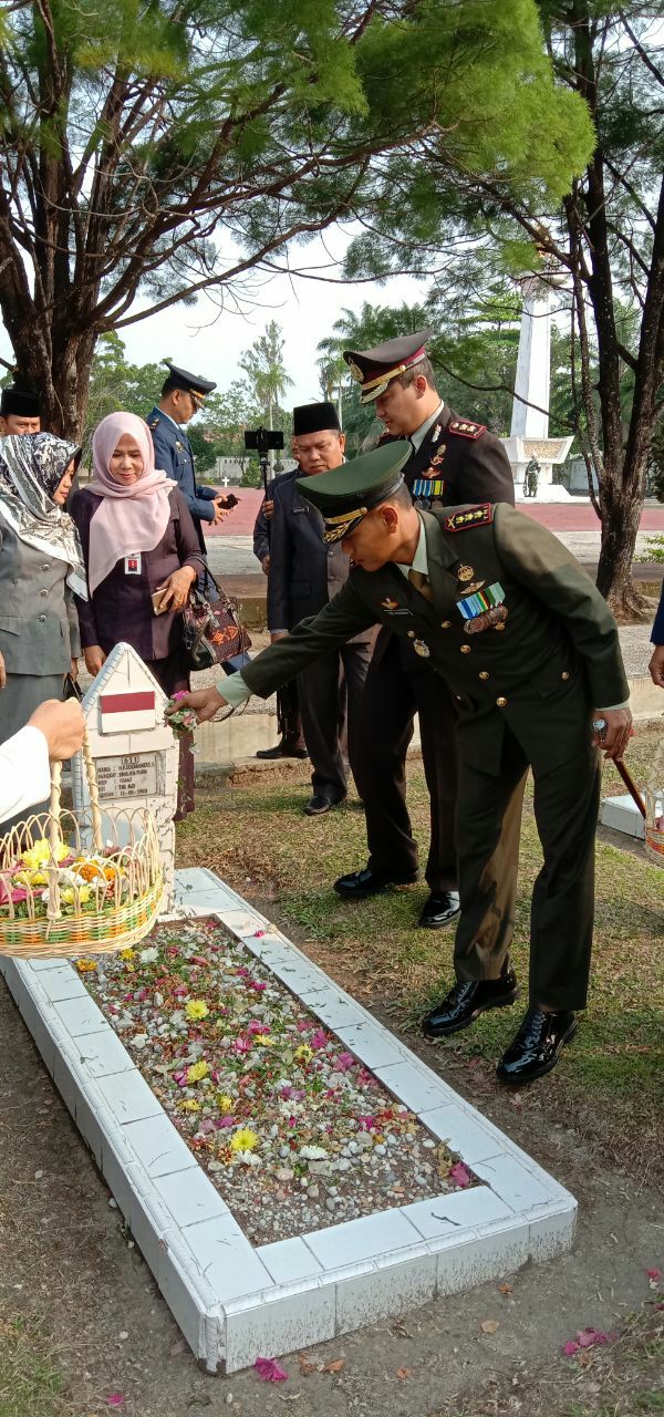 Dandim 0301/Pekanbaru Hadiri Upacara Ziarah Nasional dan Tabur Bunga Dalam Rangka Memperingati Hari Pahlawan ke 74 Tahun 2019