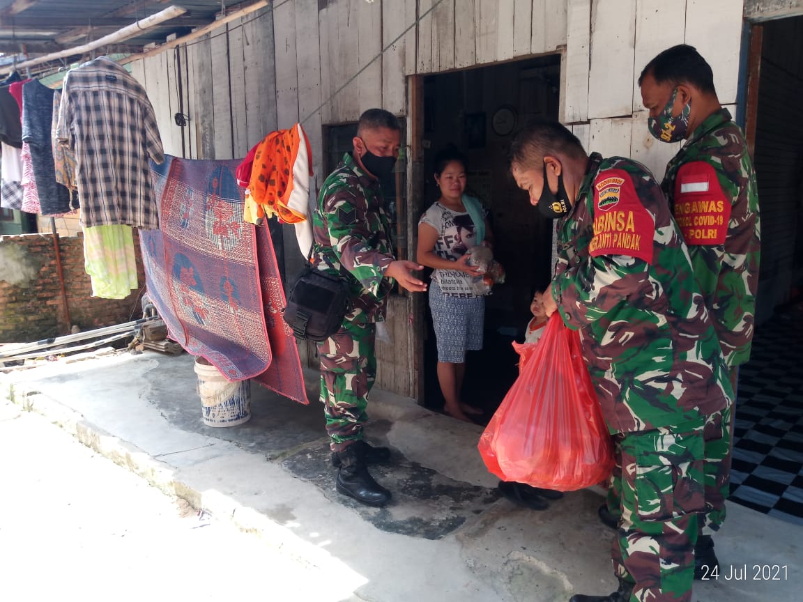 Babinsa Kodim 0301/PBR Bagikan Nasi Bungkus Dari Dapur Umum Kepada Masyarakat Yang Terdampak Covid-19 di Kelurahan Lembah Sari