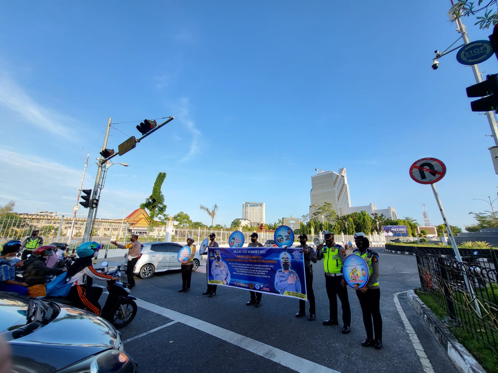 Bagikan Brosur dan Masker, Satlantas Polresta Pekanbaru Sampaikan Pesan Keselamatan dan Prokes Covid-19
