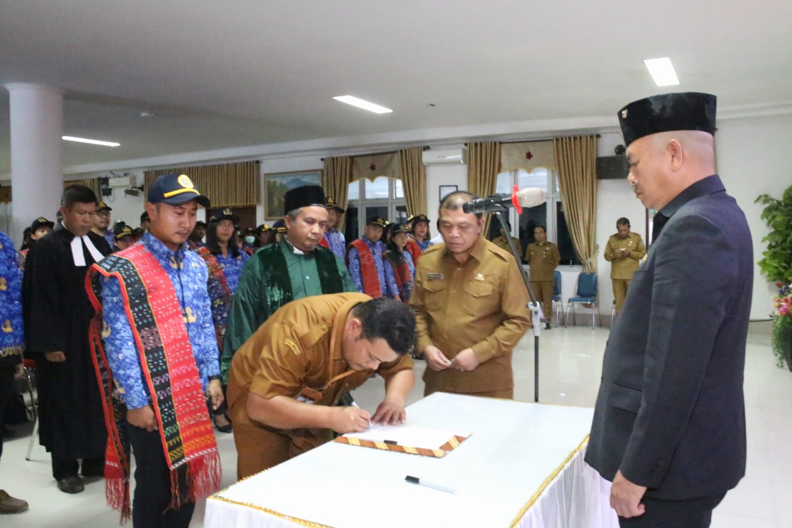 Bupati Taput Serahkan 217 SK Bupati Pengangkatan CPNS Menjadi PNS Formasi Umum Tahun 2019