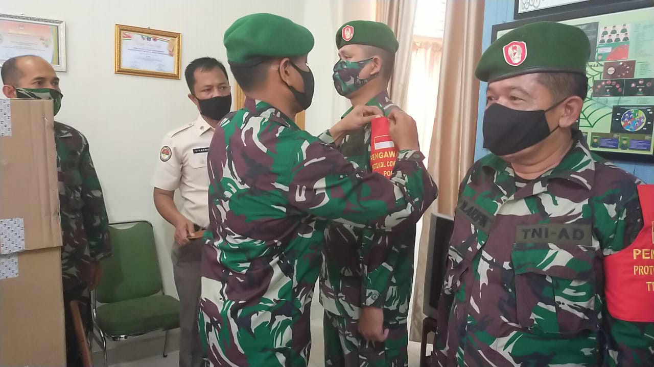 Dandim 0301/Pekanbaru Serahkan Bantuan Mega Phone Kepada Jajaran Koramil Kodim 0301/PBR Dalam Pencegahan Covid-19