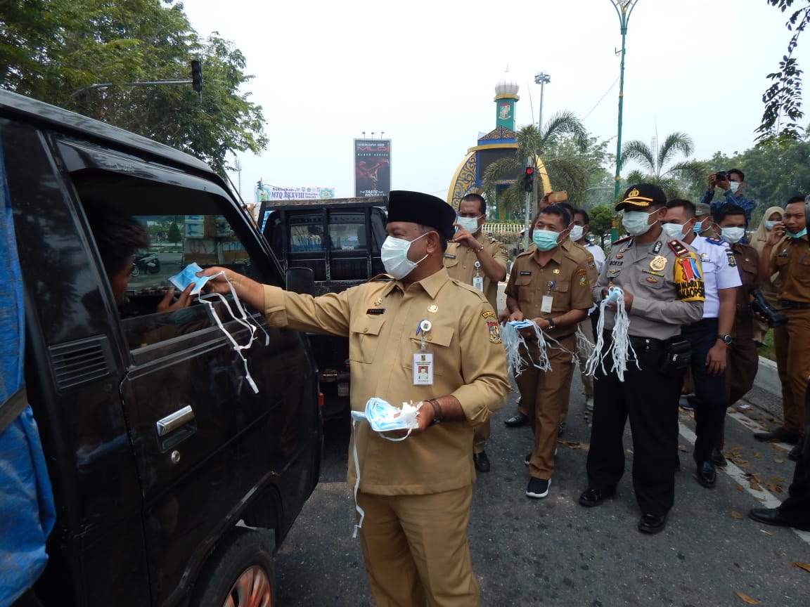 Sekda Kampar Bersama Waka Polres Bagikan Masker Untuk Masyarakat dan Pengguna Jalan