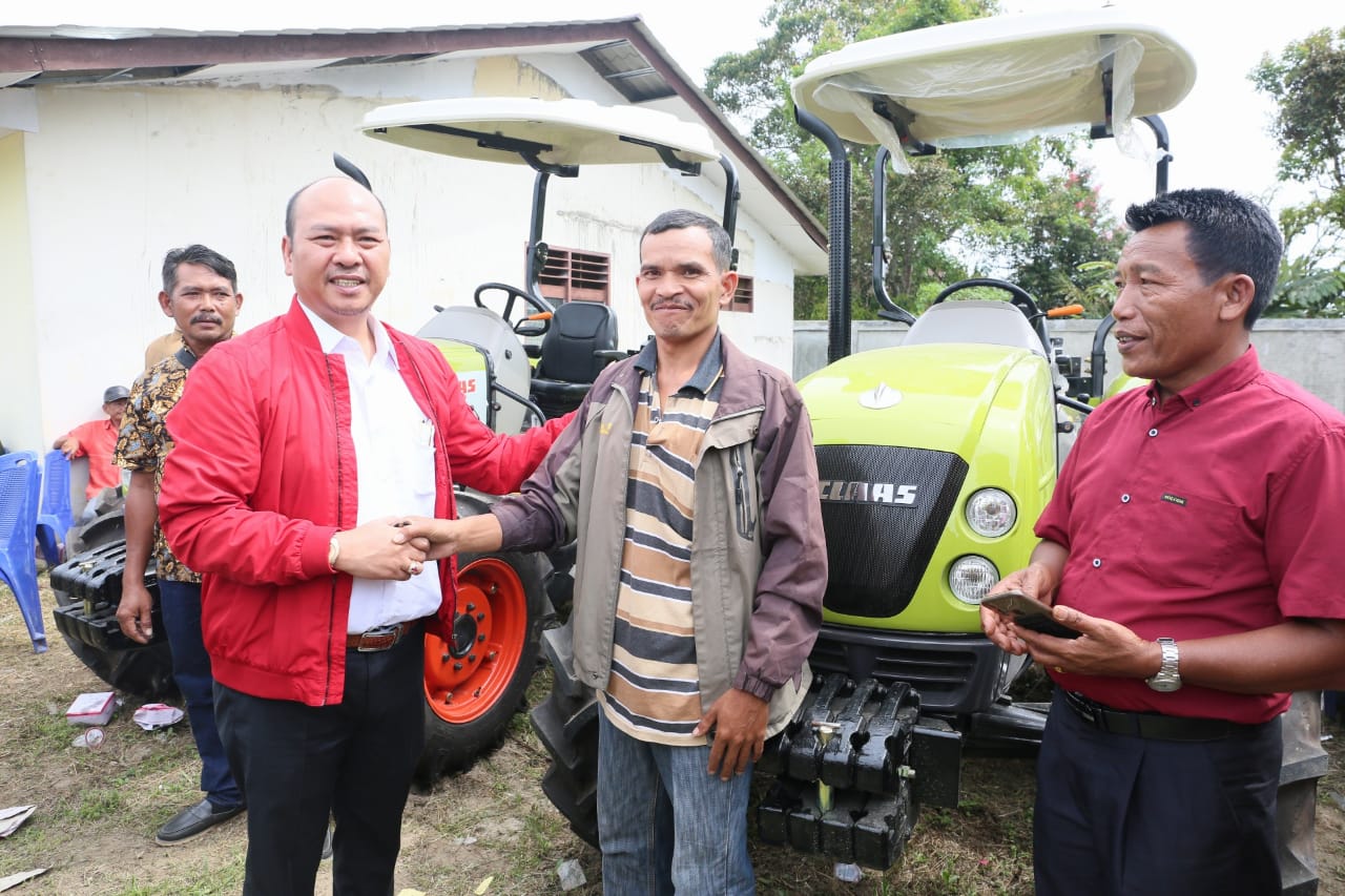 Bupati Taput Serahkan Bantuan Alat Mesin Pertanian dan Akte Notaris Kelompok Tani