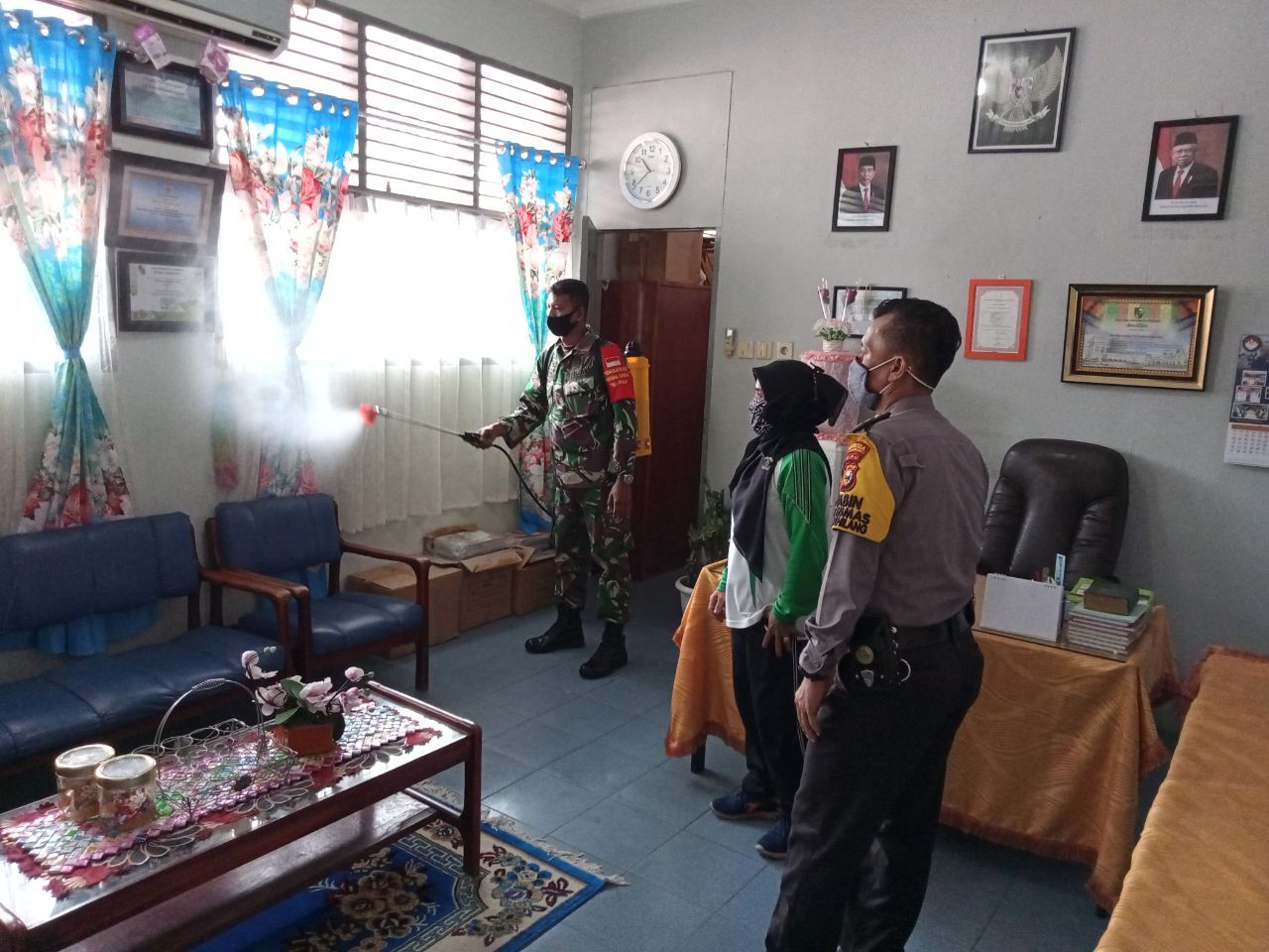 Babinsa Kodim 0301/Pekanbaru Laksanakan Penyemprotan Disinfektan di SDN 71 Kelurahan Sumahilang