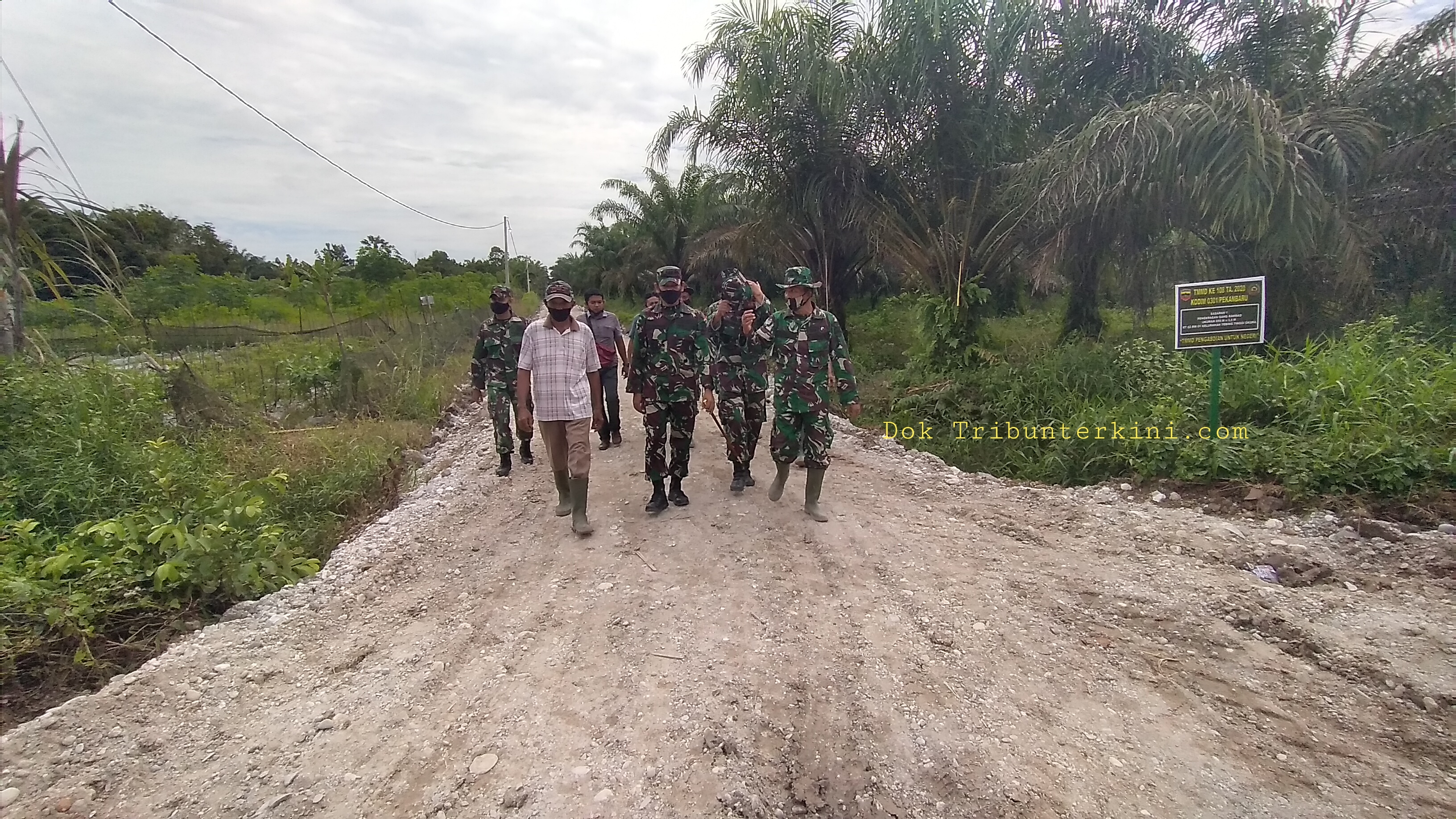 Meninjau Pekerjaan Sasaran 1 Pengerasan Gang Rahmad, Dandim 0301/PBR Berharap Agar Bisa Membantu Mobilitas Masyarakat