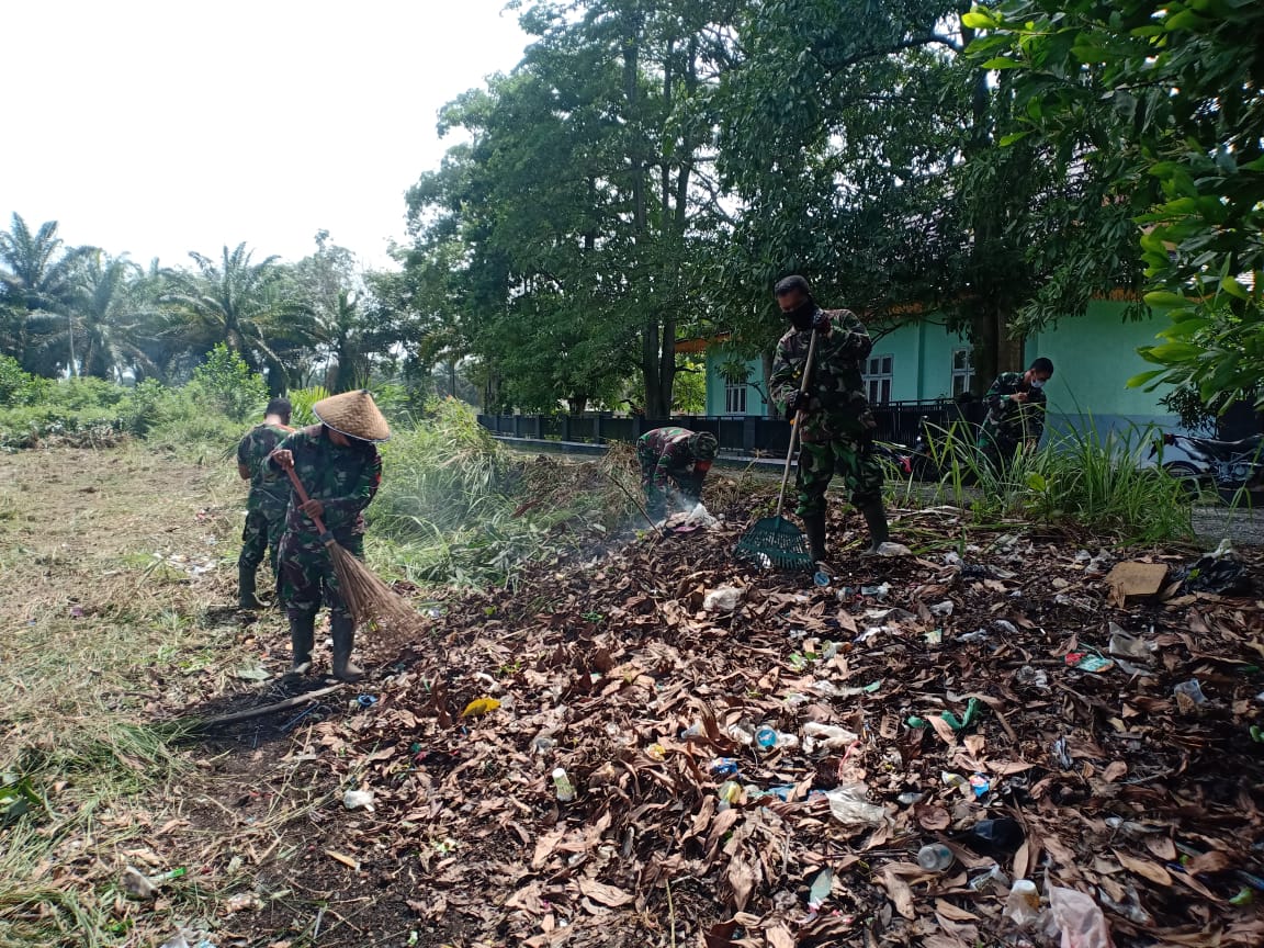Personil Kodim 0301/PBR Terus Lakukan Pembersihan Lapangan Untuk Persiapan Pembukaan Kegiatan TMMD Ke 108