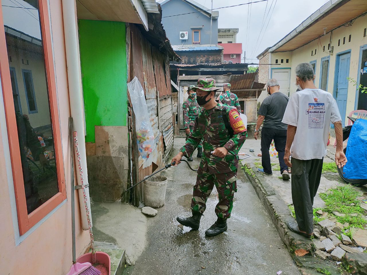 Personil Babinsa Kodim 0301/PBR Bersama Masyarakat Jalan Pangeran Hidayat Laksanakan Penyemprotan Disinfektan di Rumah Warga
