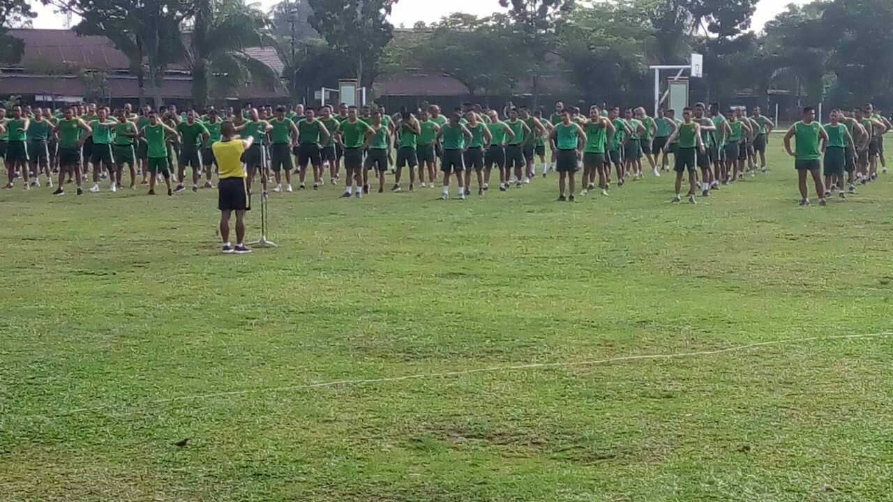 Prajurit Kodim 0301/Pekanbaru Melaksanakan Program Pembinaan Fisik di Lapangan Komplek Asrama Militer Pancasila