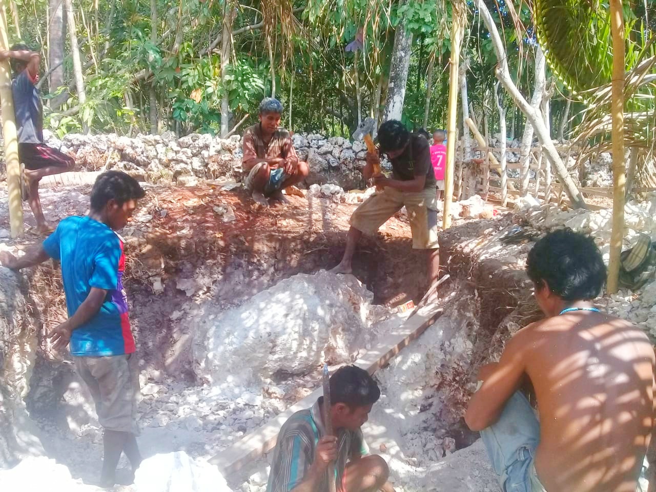 Krisis Air Minum Masyarakat Kodi Gali Bak Penampung Air Hujan