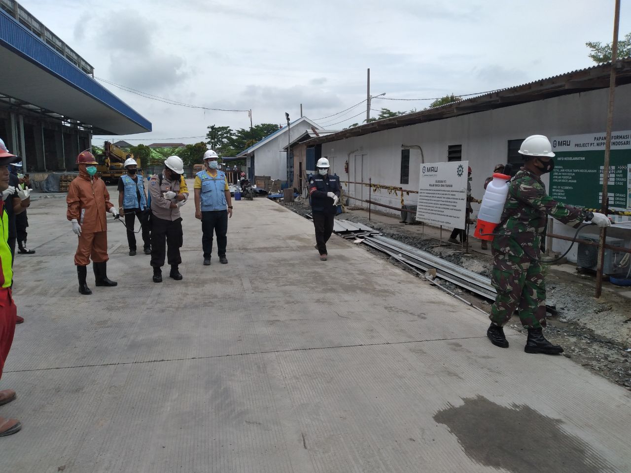 Babinsa Kodim 0301/PBR Bersama Ketua RW, RT Laksanakan Penyemprotan Disinfektan di Kawasan Pembangunan Pabrik Sari Roti