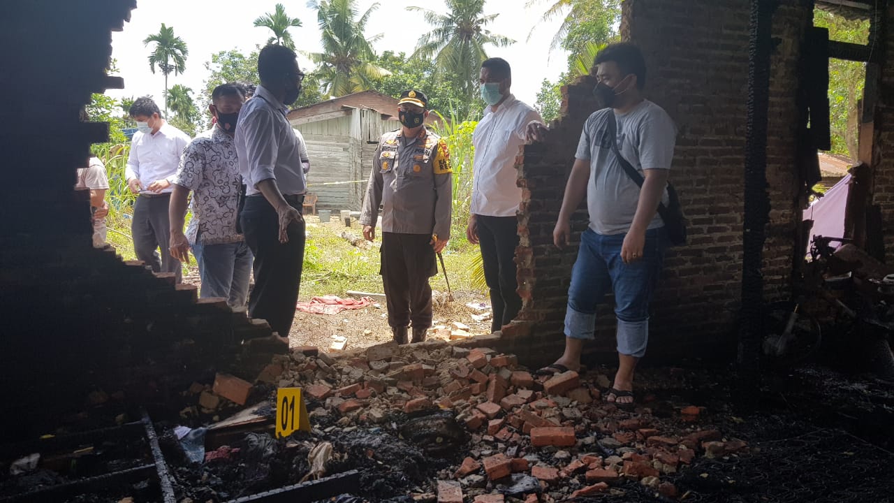 Kapolresta Pekanbaru Tinjau Langsung Lokasi Kebakaran Rumah Yang Menyebabkan Seorang Balita Umur 3,5 Tahun Meninggal Dunia