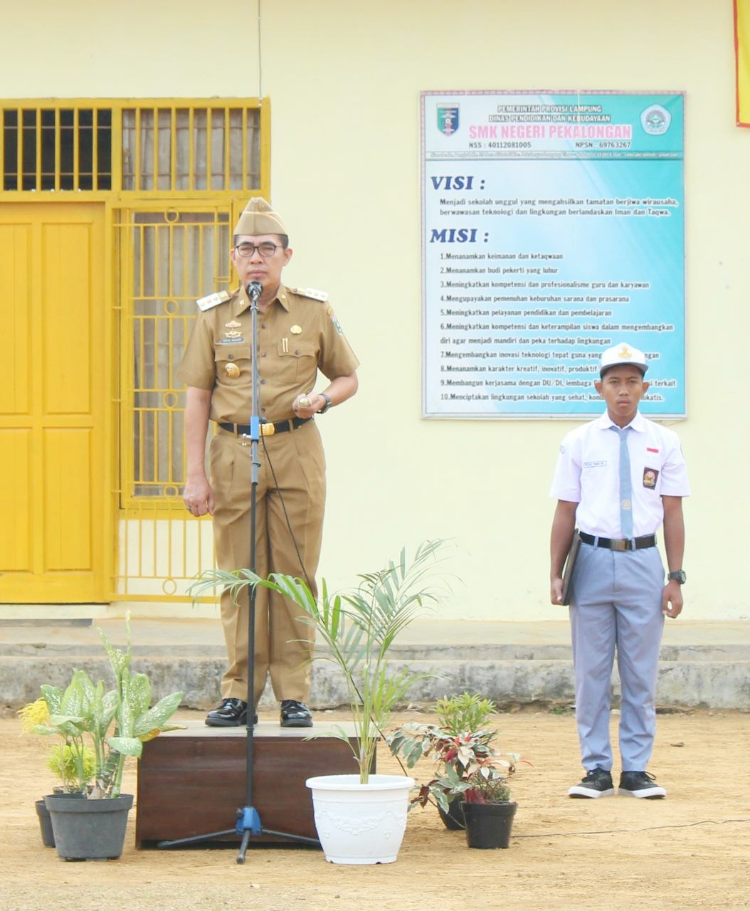 Bupati Lampung Timur Pembina Upacara di SMK 1 Pekalongan