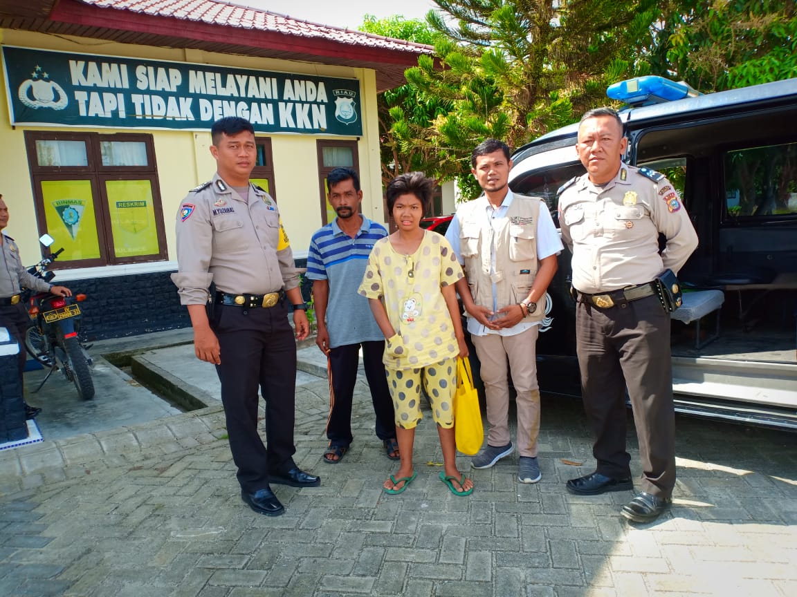 Anggota Bhabinkamtibmas Polsek Tambang Bantu Anak Terlantar Yang Menderita Epilepsi