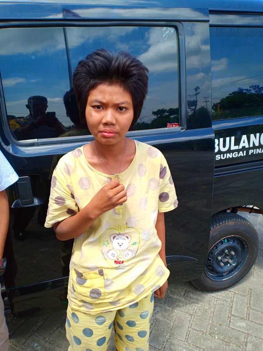 Anggota Bhabinkamtibmas Polsek Tambang Bantu Anak Terlantar Yang Menderita Epilepsi